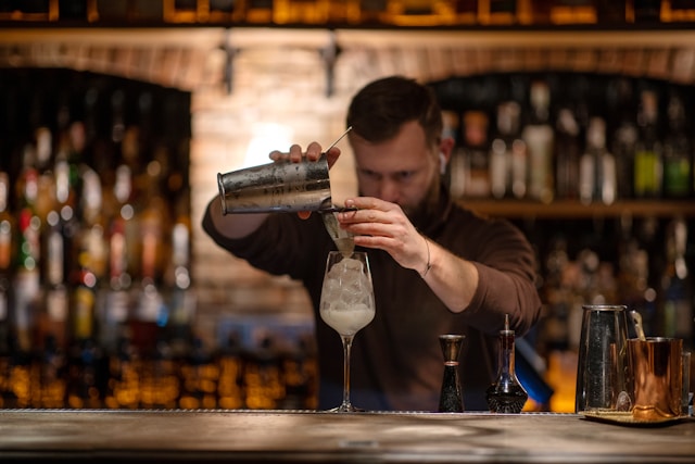 Barman mieša nápoj